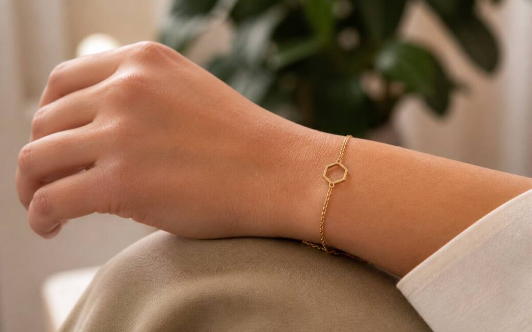 Realistische foto van een hand met een armband, met focus op de details en een neutrale achtergrond